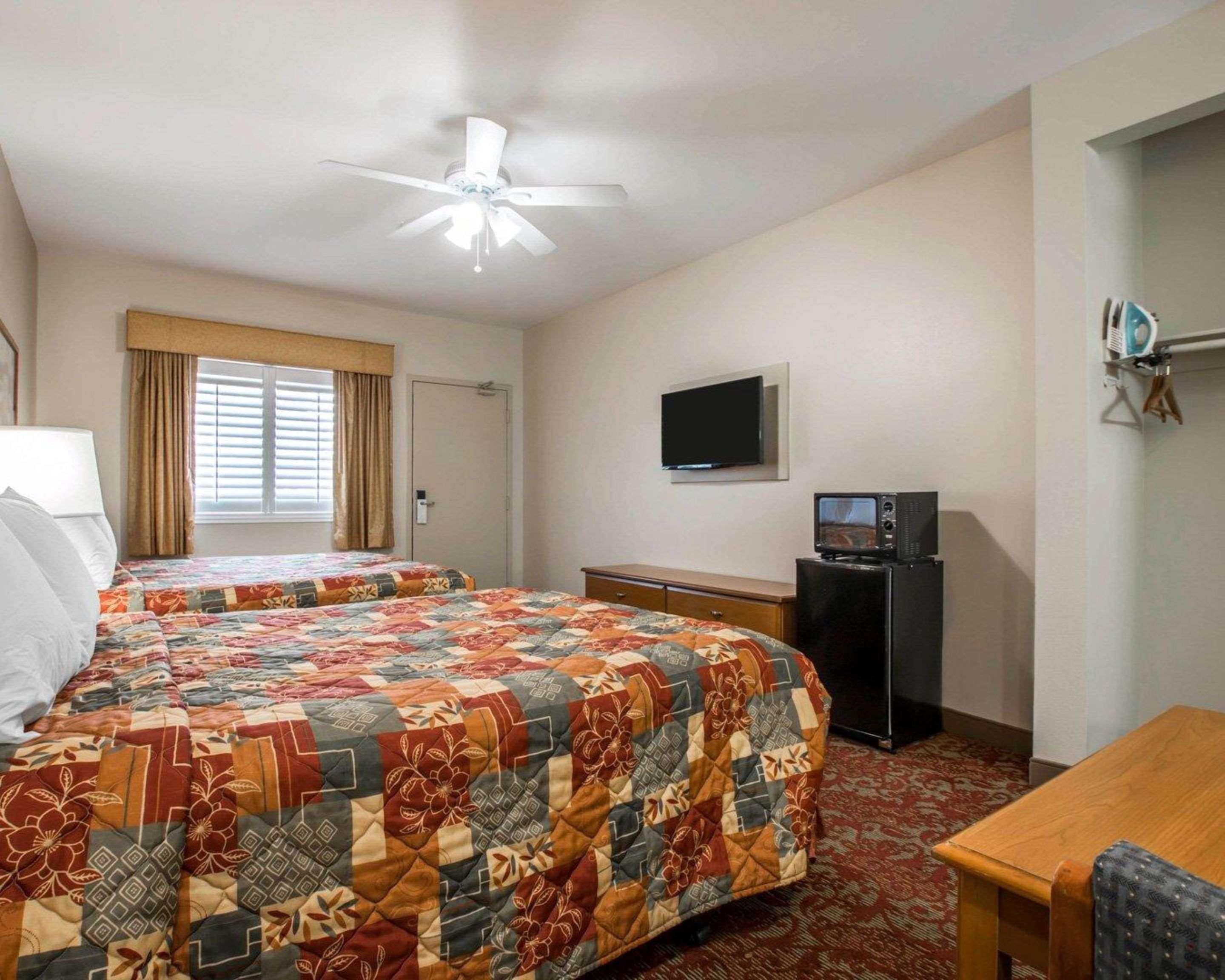 Rodeway North Inn 2*