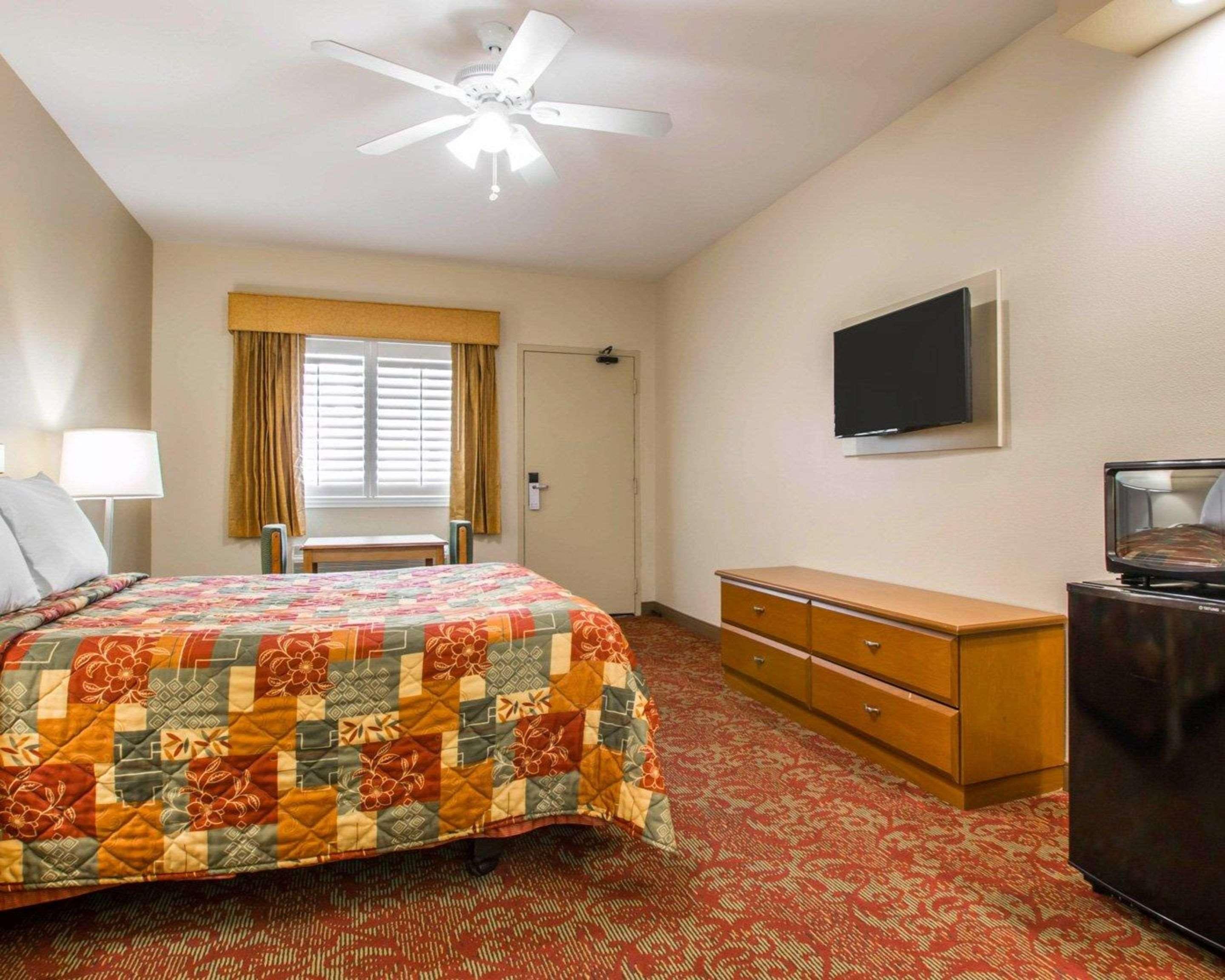 Rodeway North Inn