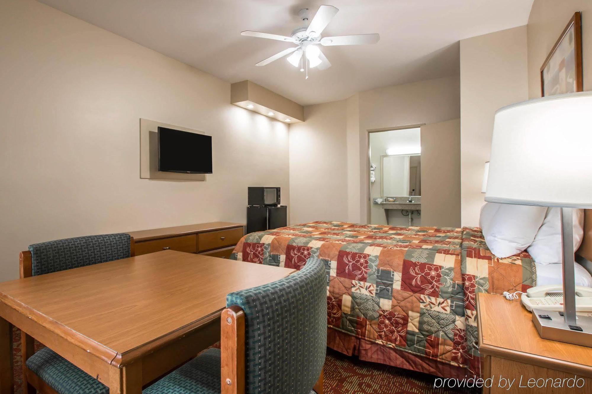 Rodeway North Inn